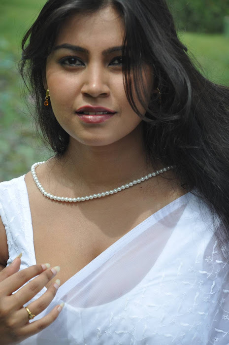 Hot Tamil Actress in White Saree Photos film pics